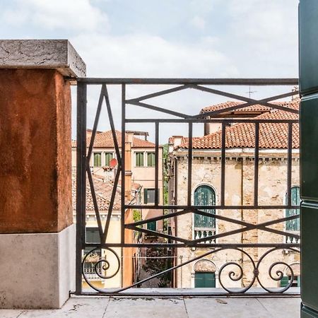 Carmini Canal View And Balcony With Lift Venetië Buitenkant foto