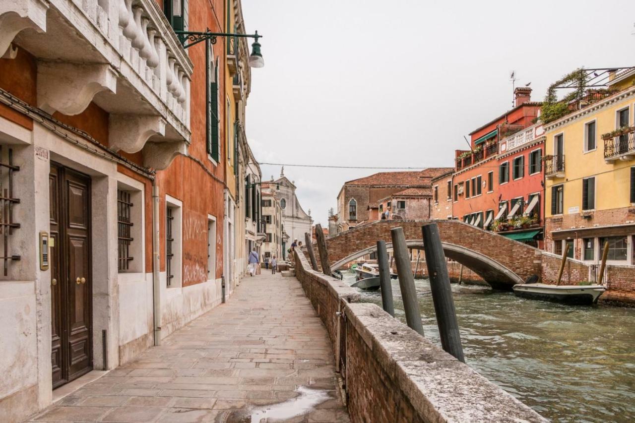 Carmini Canal View And Balcony With Lift Venetië Buitenkant foto